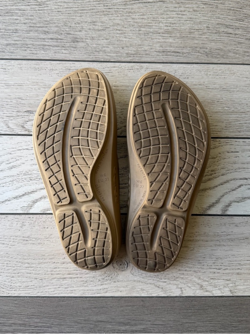 OOFOS Thong Sandals in Taupe Neutral - Picture 4 of 4